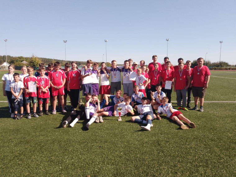 Победителем в соревнованиях по футболу стала команда Репьёвской школы.